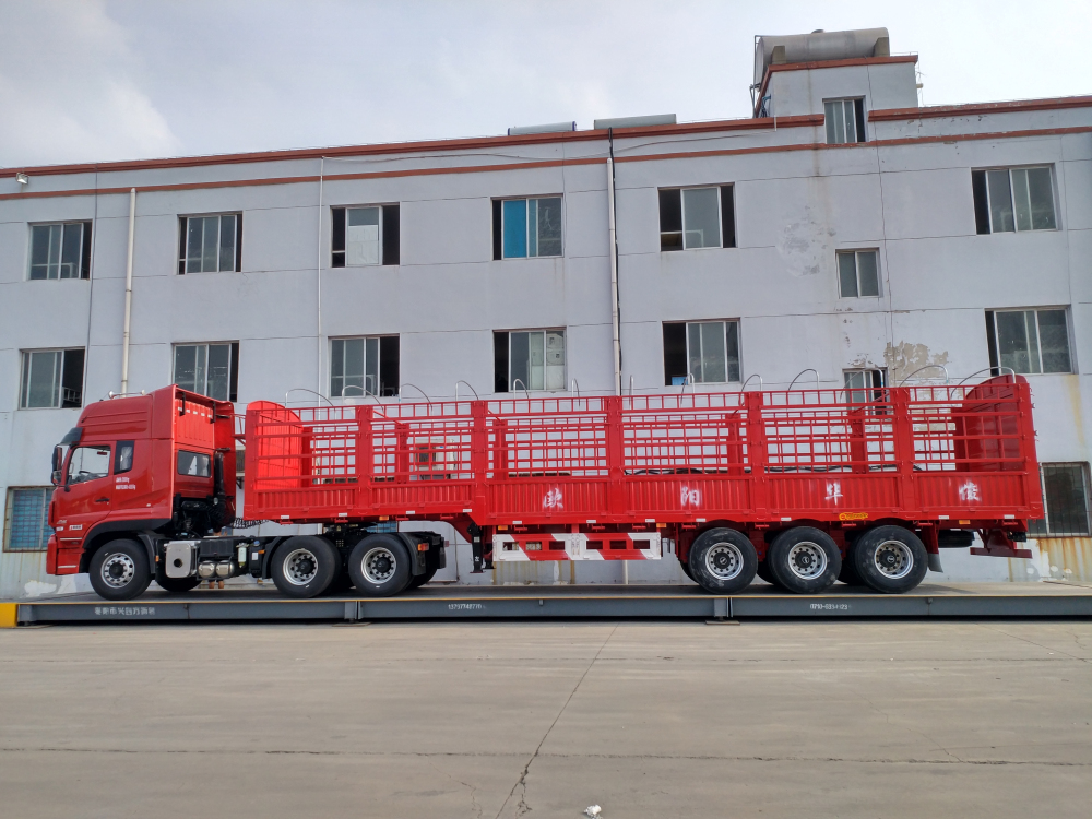 13米輕型倉(cāng)柵式半掛車